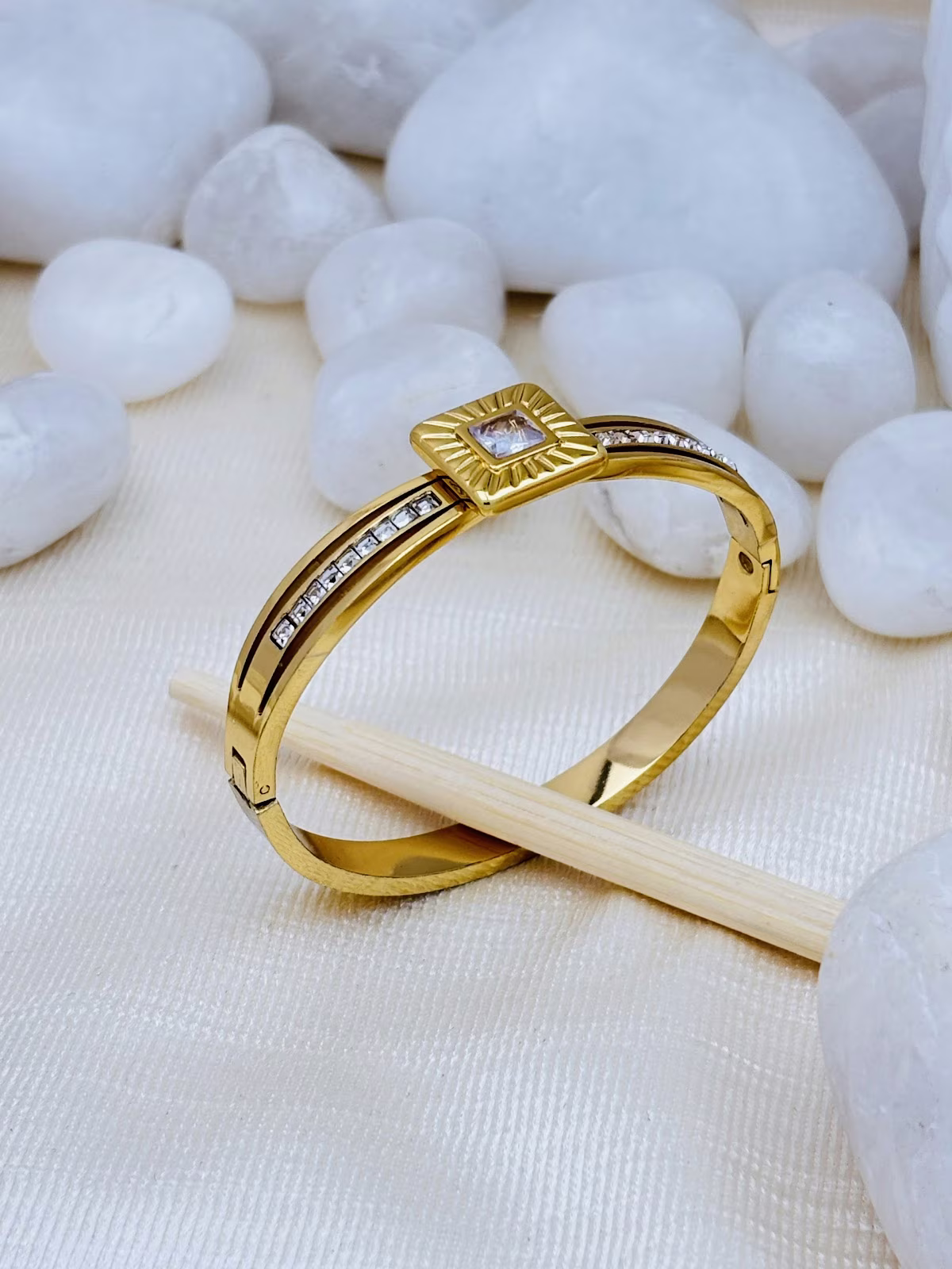 Regal Square Kada – White