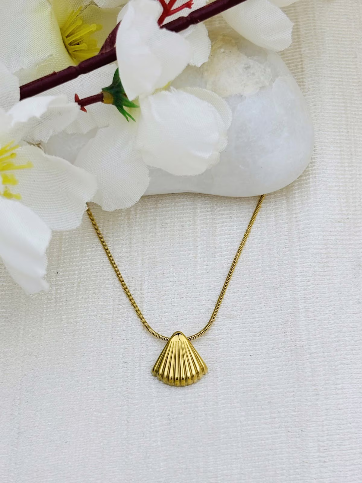 Ribbed Shell Pendant