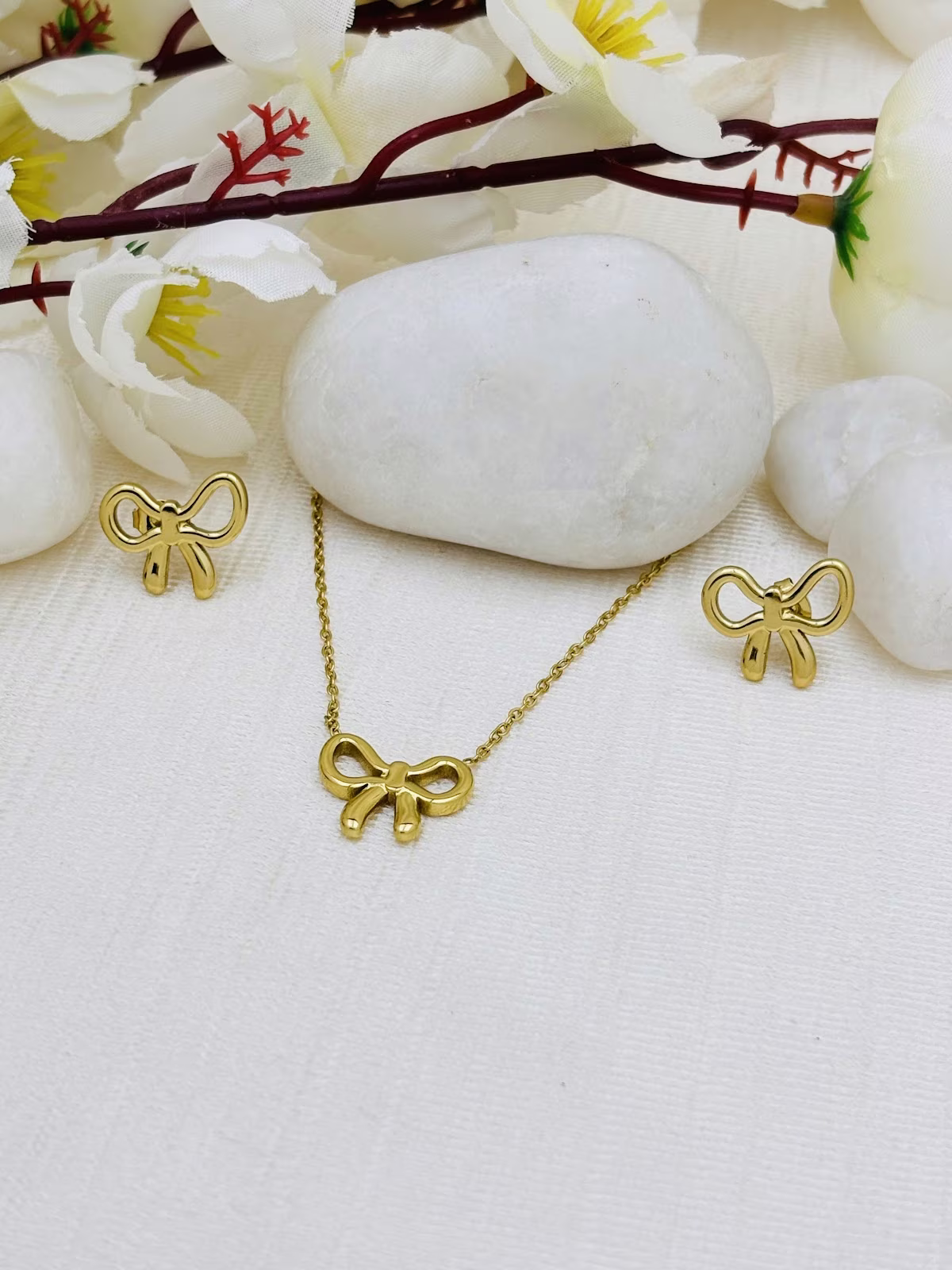 Openwork Bow Poise