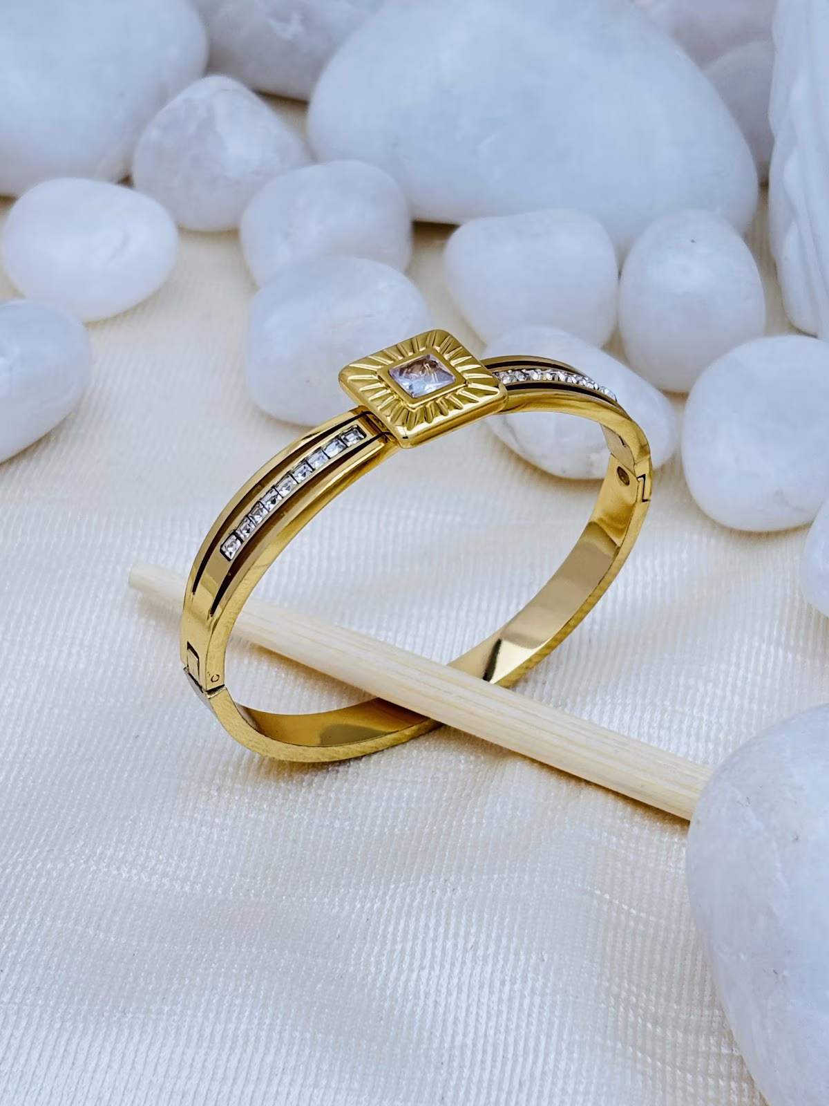 Regal Square Kada – White