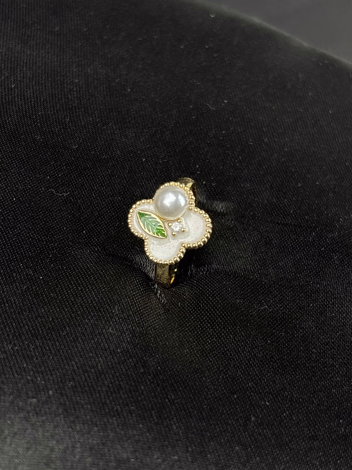 Ivory Clover Pearl