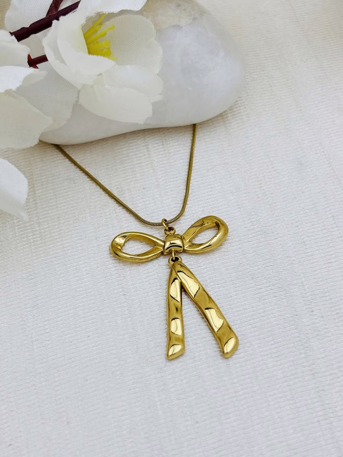 Ribbon Cutout Bow