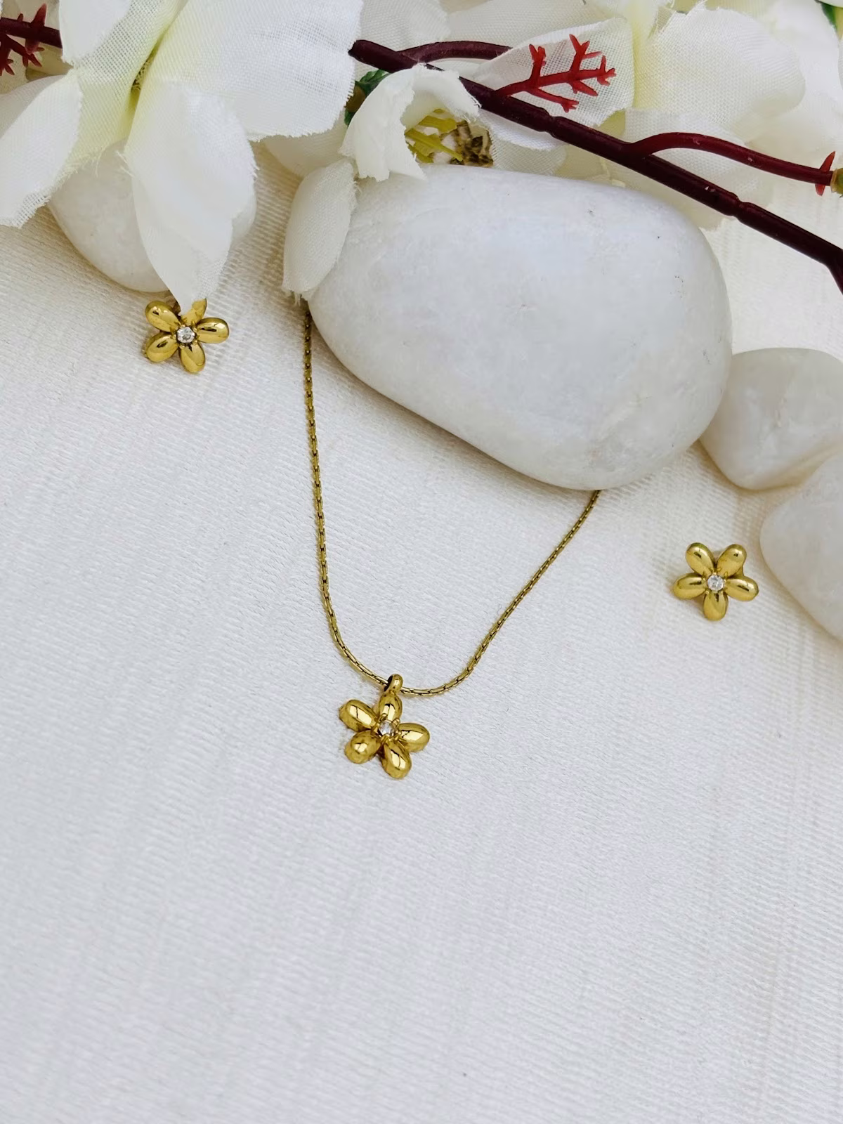 Daisy Pendant Set – White