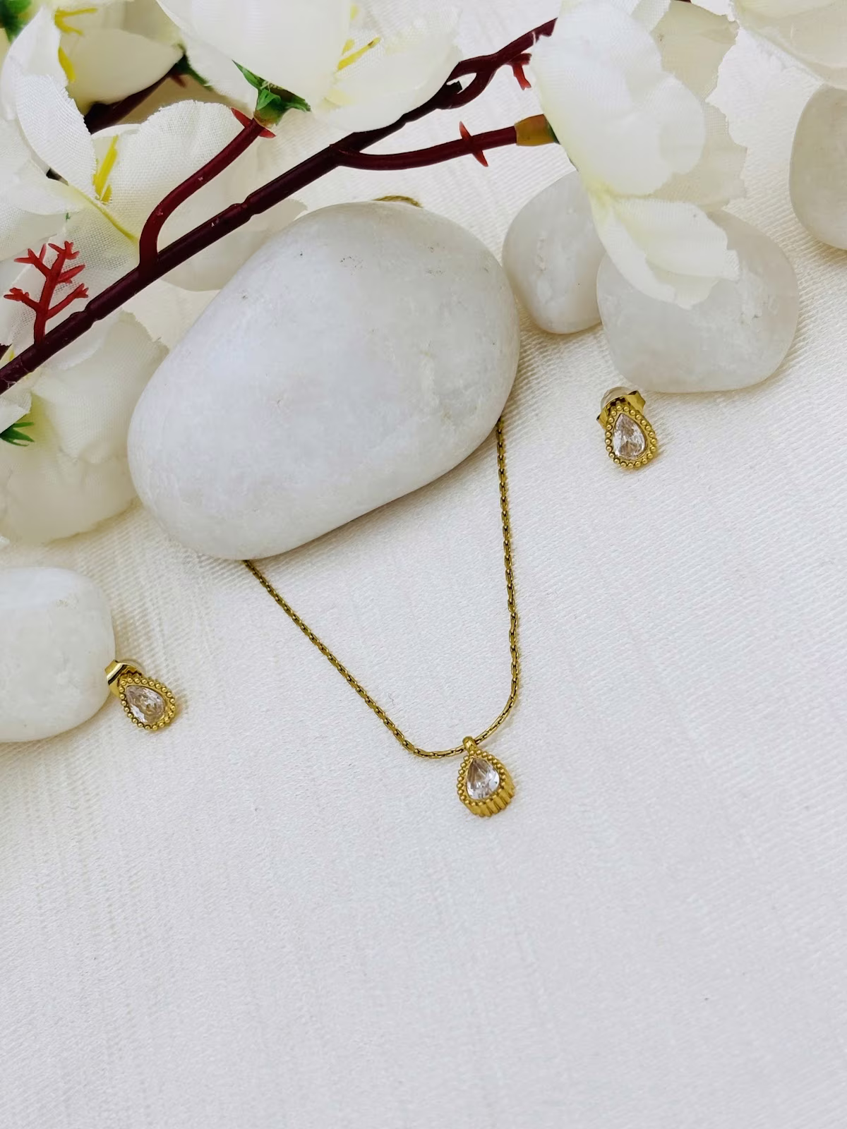 Teardrop Pendant Set – White