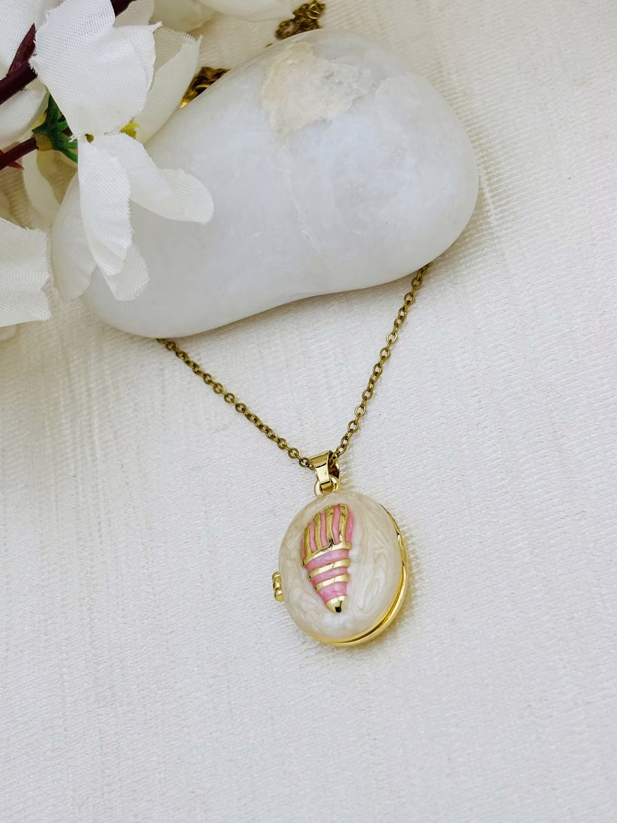 Vintage Shell Locket – Off White