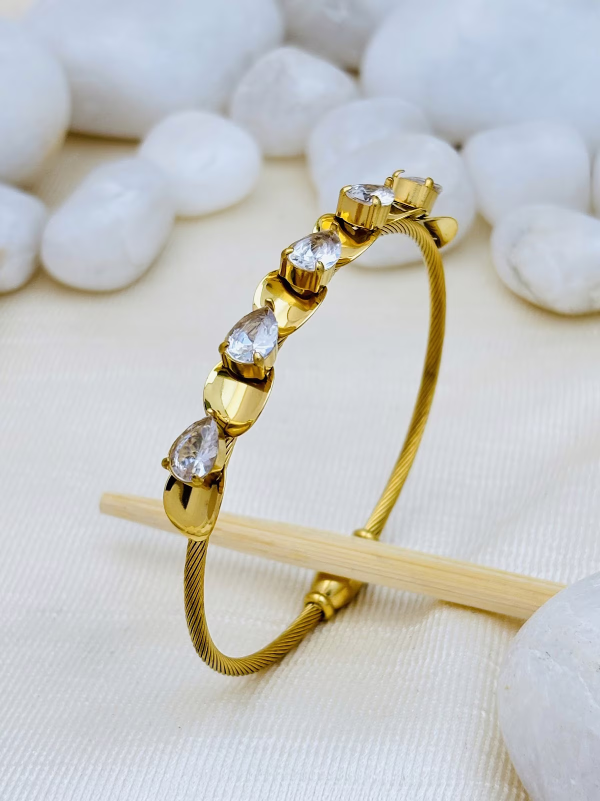 Teardrop Frame Bracelet – White