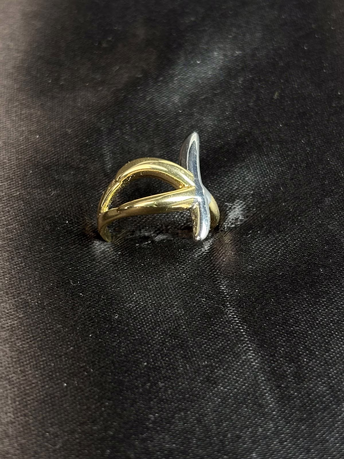 Interlaced Cross Ring