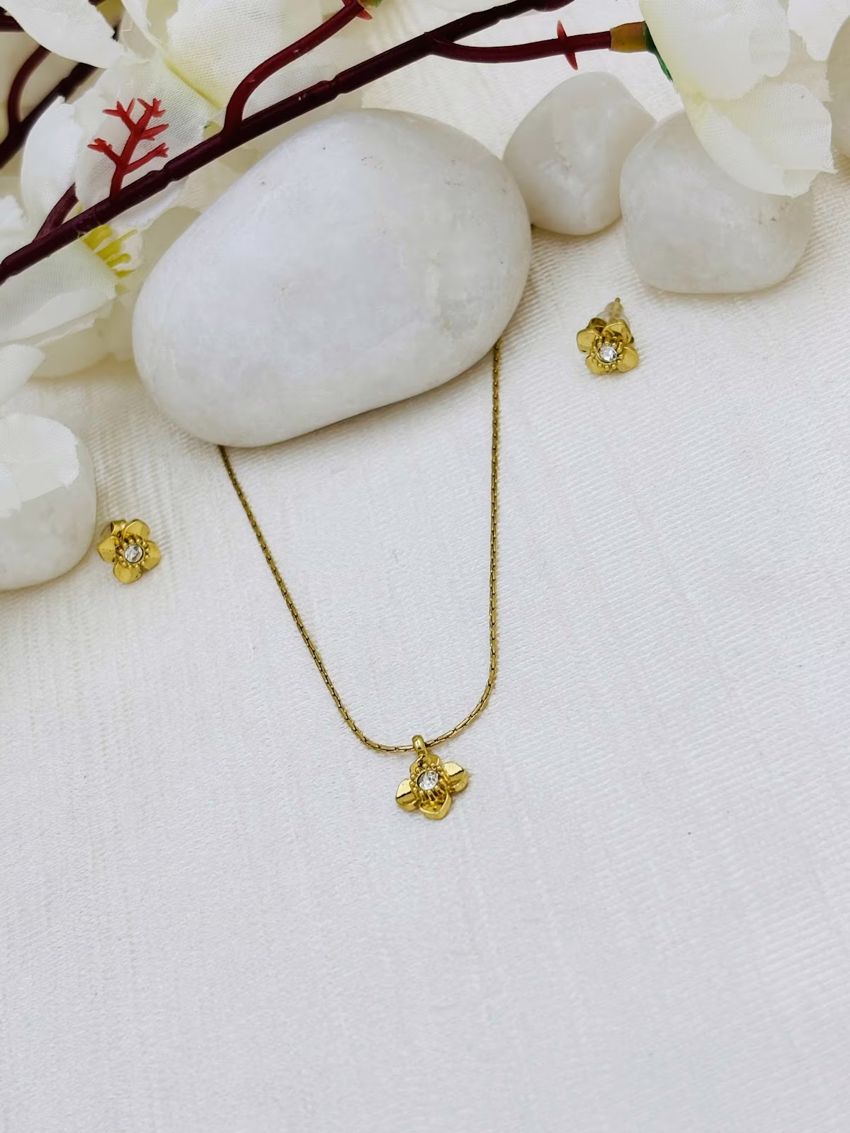 Clover Pendant Set – White