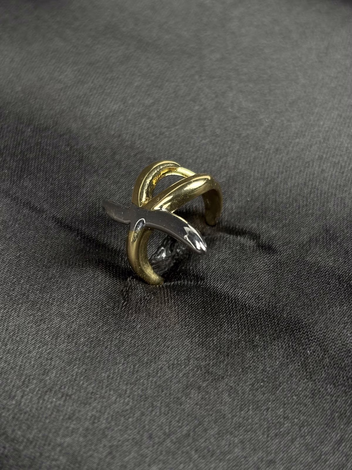 Interlaced Cross Ring