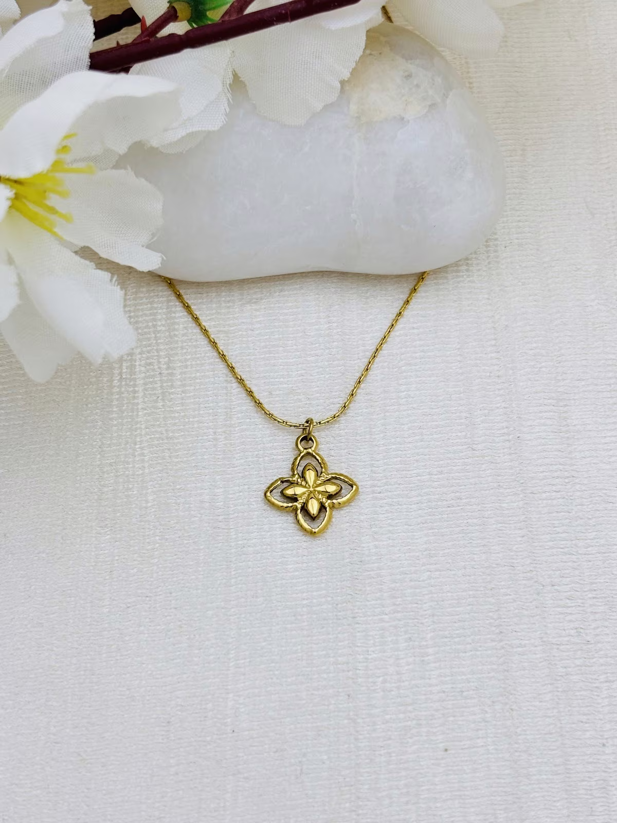 Golden Clover Outline