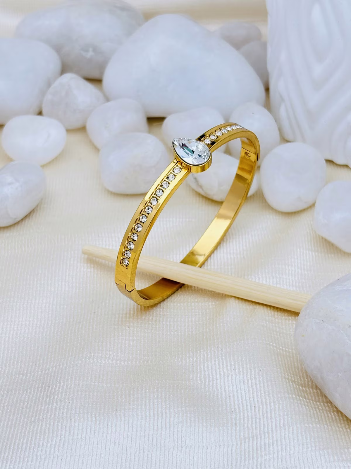 Teardrop Spark Kada – White