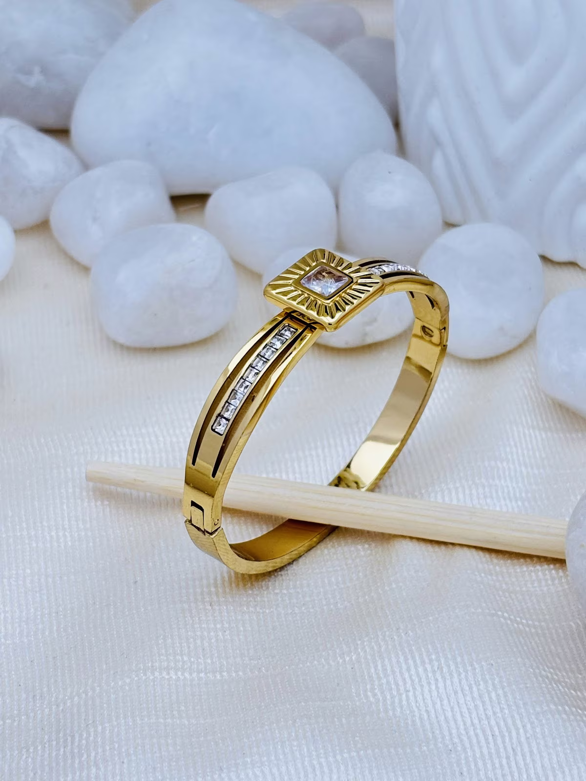 Regal Square Kada – White
