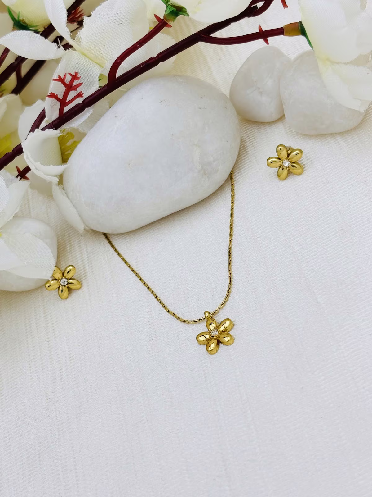 Daisy Pendant Set – White