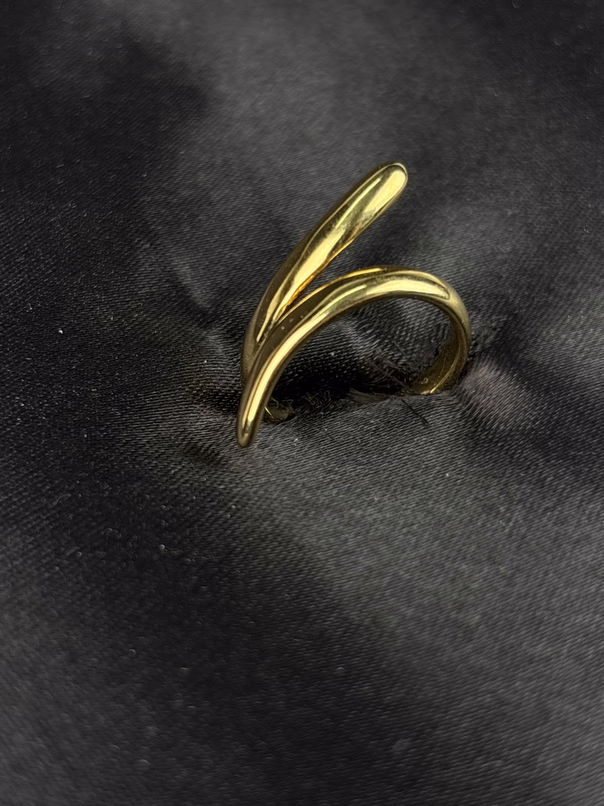Flowing Ribbon Ring