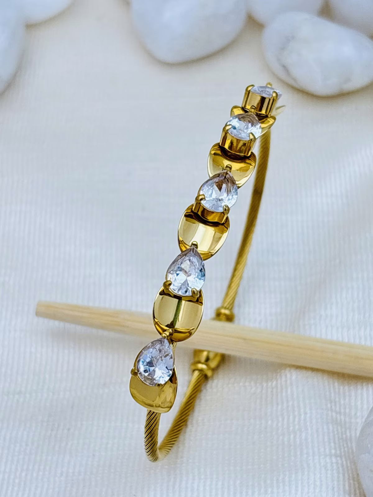 Teardrop Frame Bracelet – White