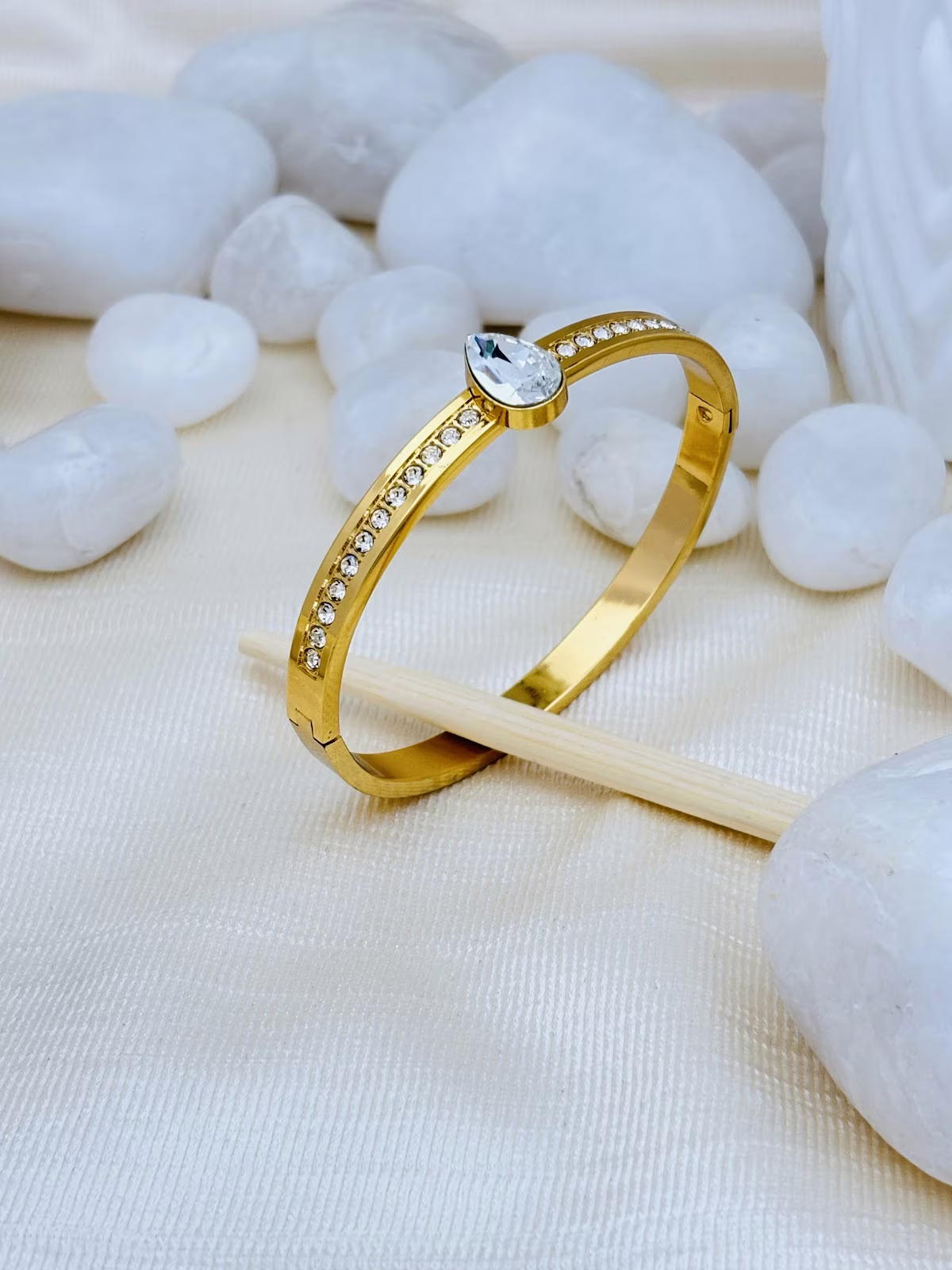 Teardrop Spark Kada – White