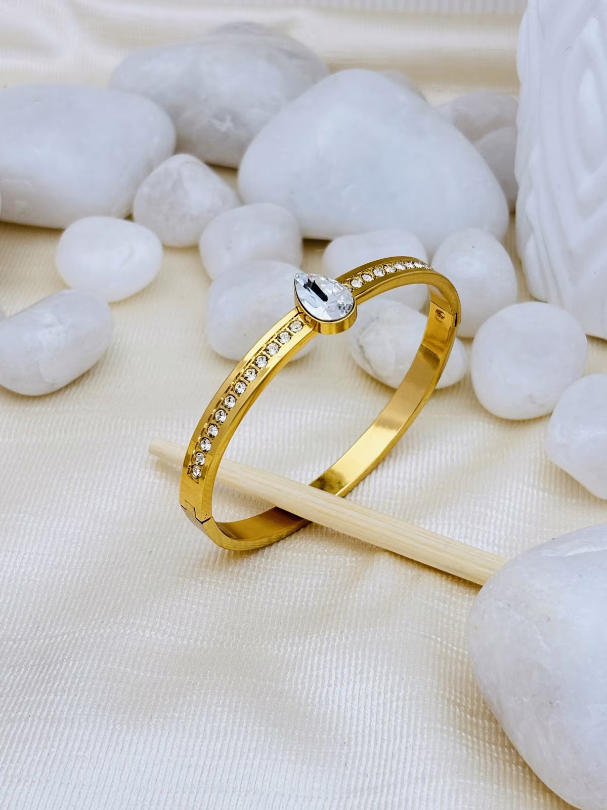 Teardrop Spark Kada – White