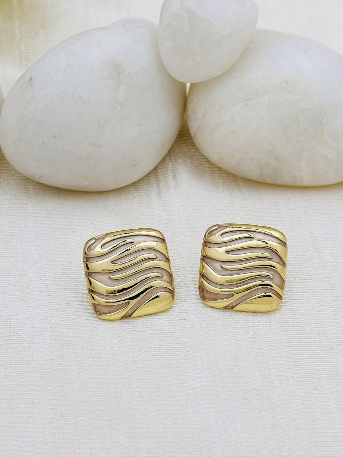 Ripple Enamel Studs – Peach