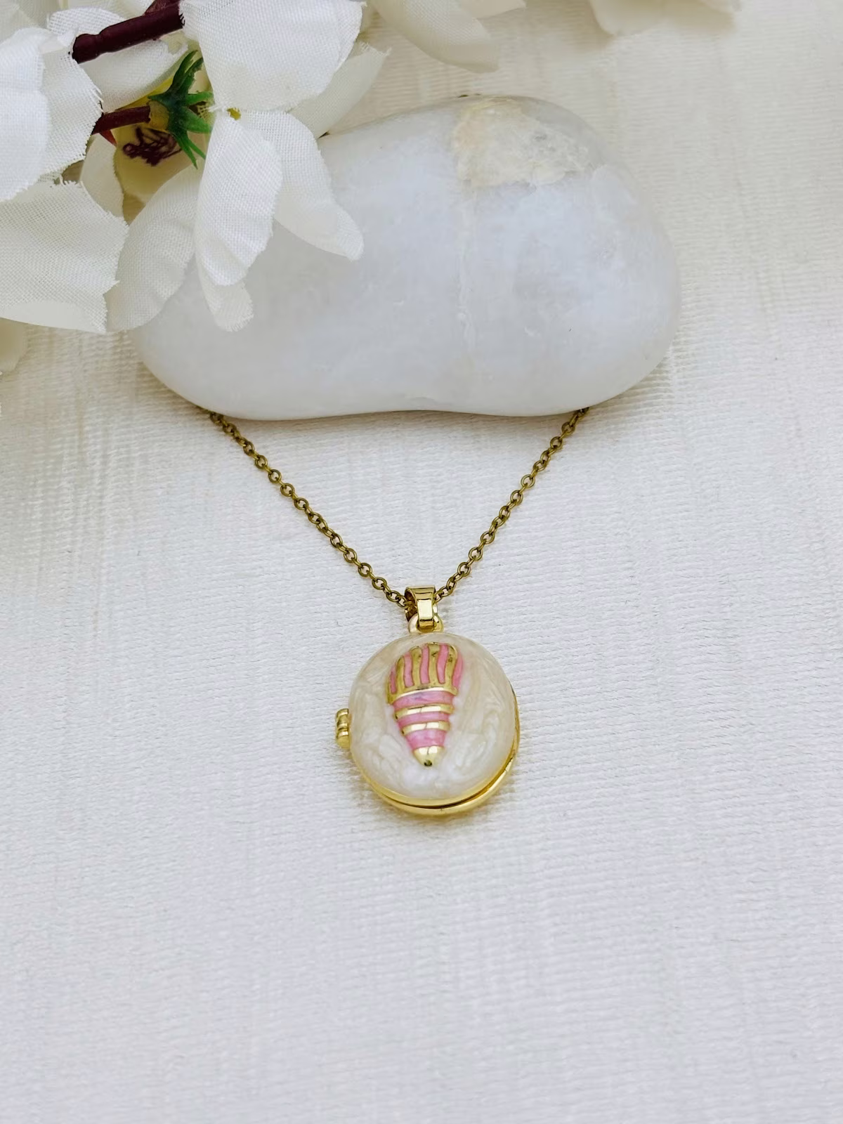 Vintage Shell Locket – Off White