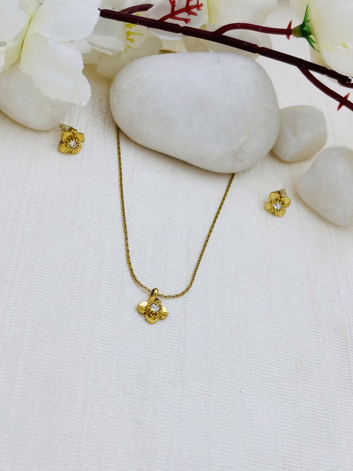 Clover Pendant Set – White