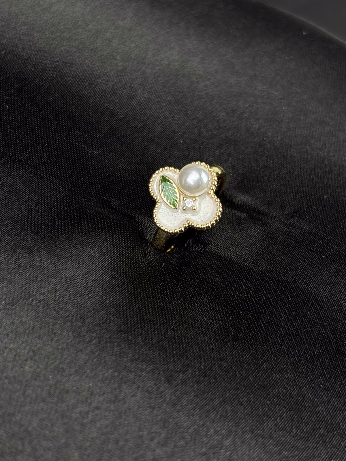 Ivory Clover Pearl