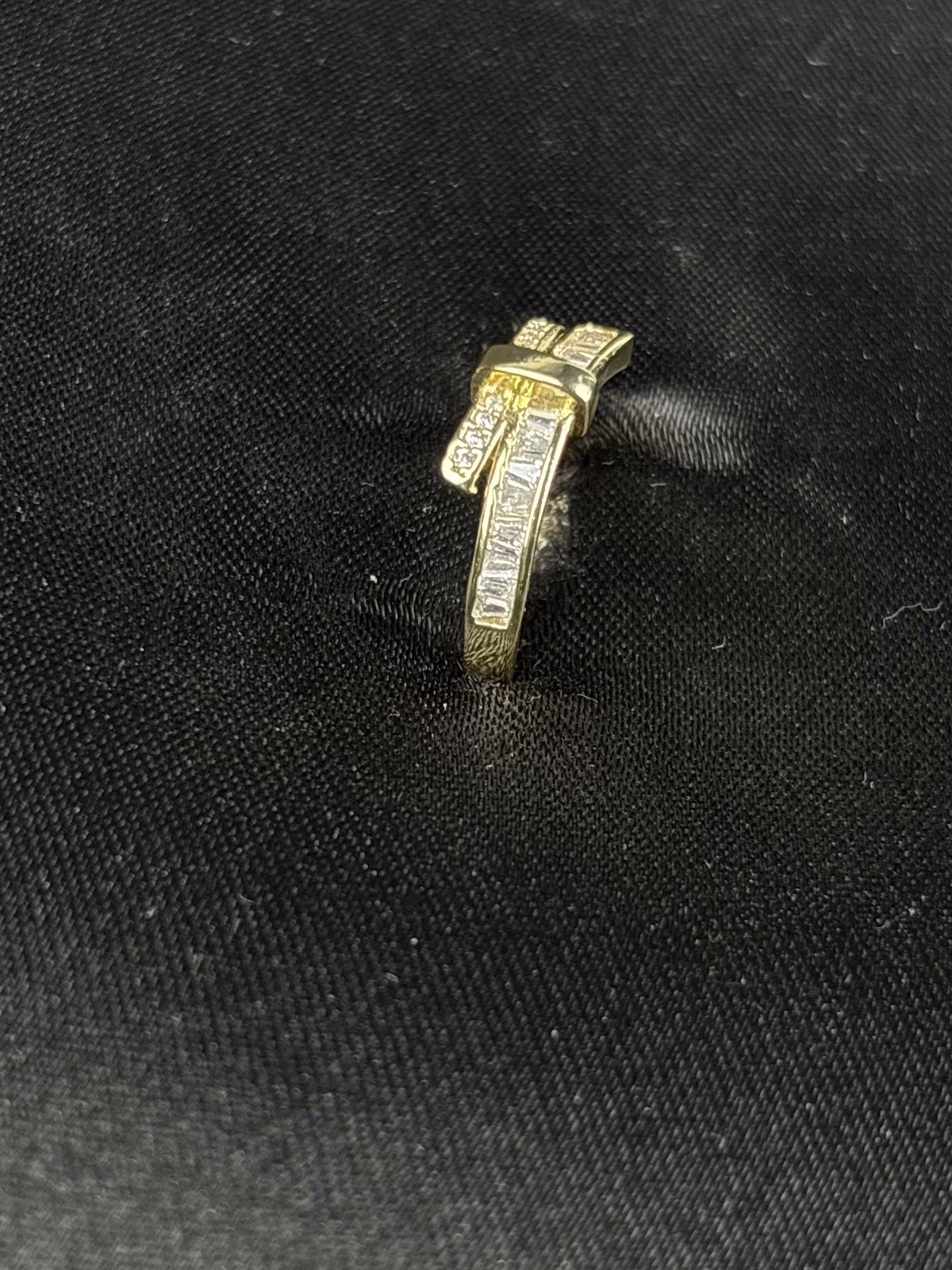 Baguette Ribbon Ring
