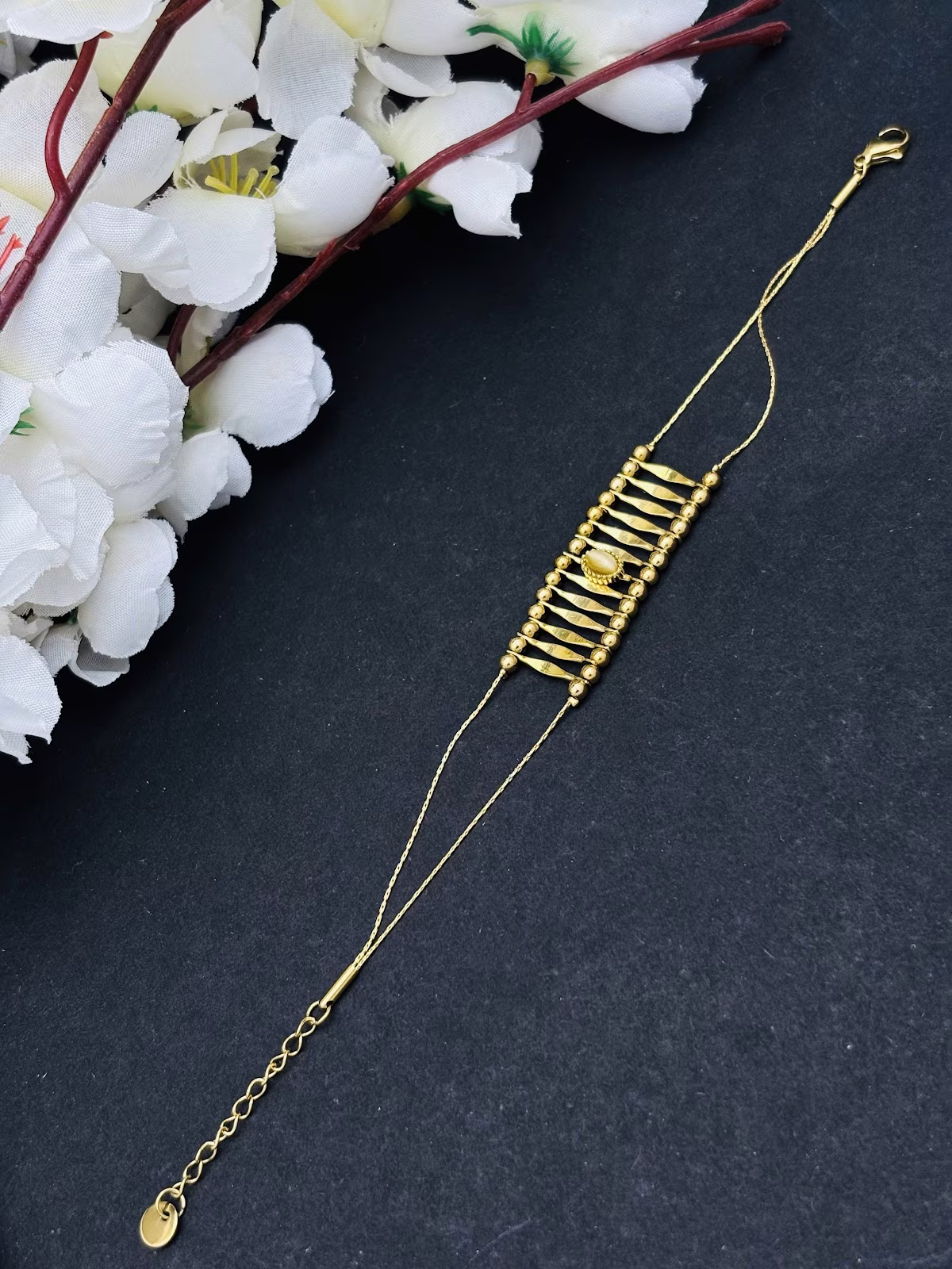 Sculpted Bar Bracelet – Cream