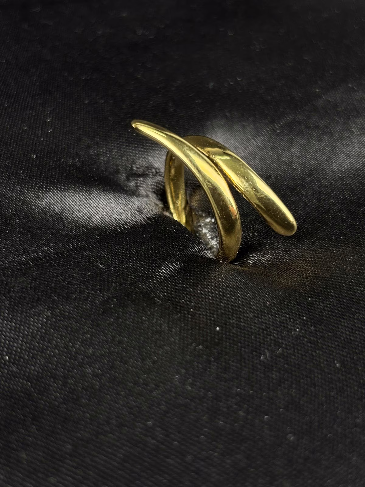 Flowing Ribbon Ring