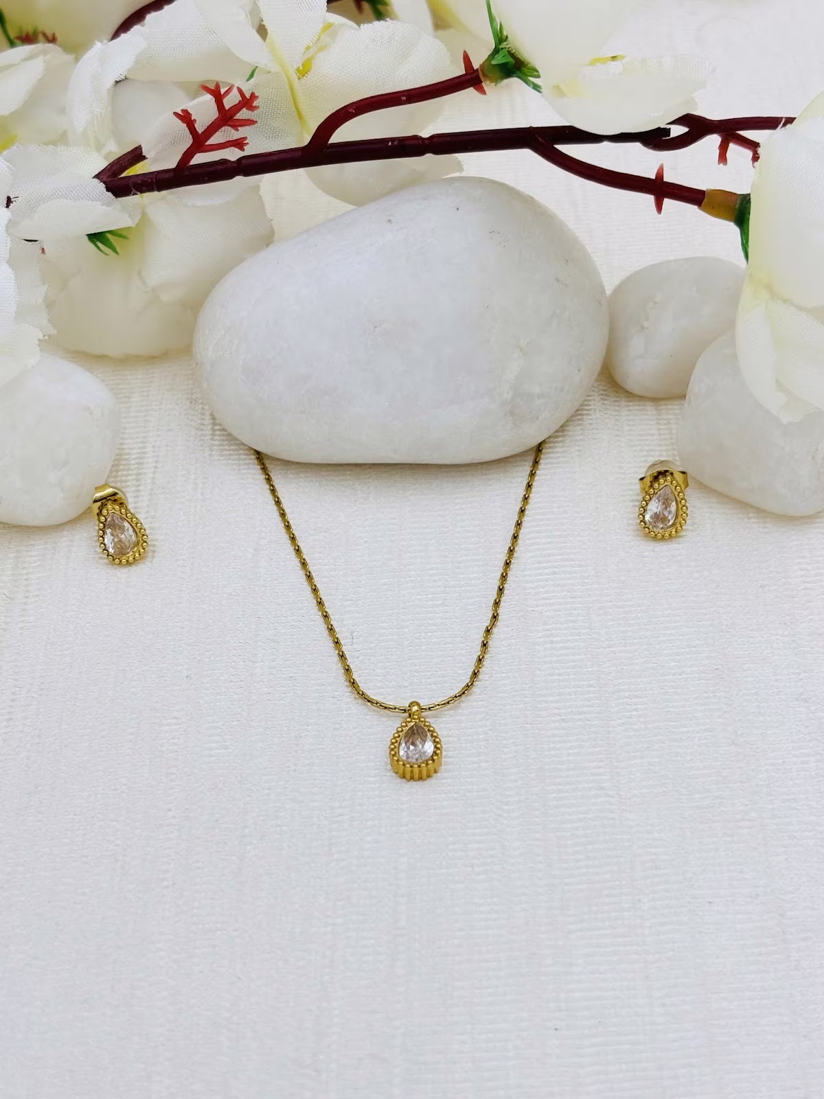 Teardrop Pendant Set – White