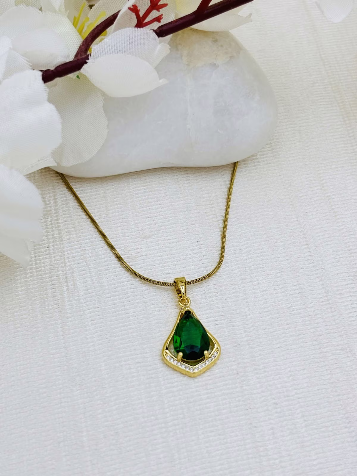 Emerald Teardrop Frame