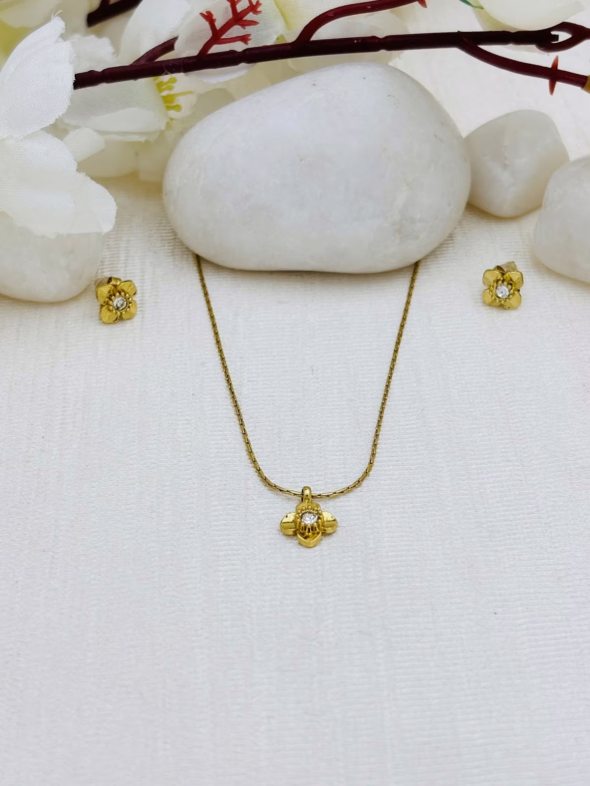 Clover Pendant Set – White