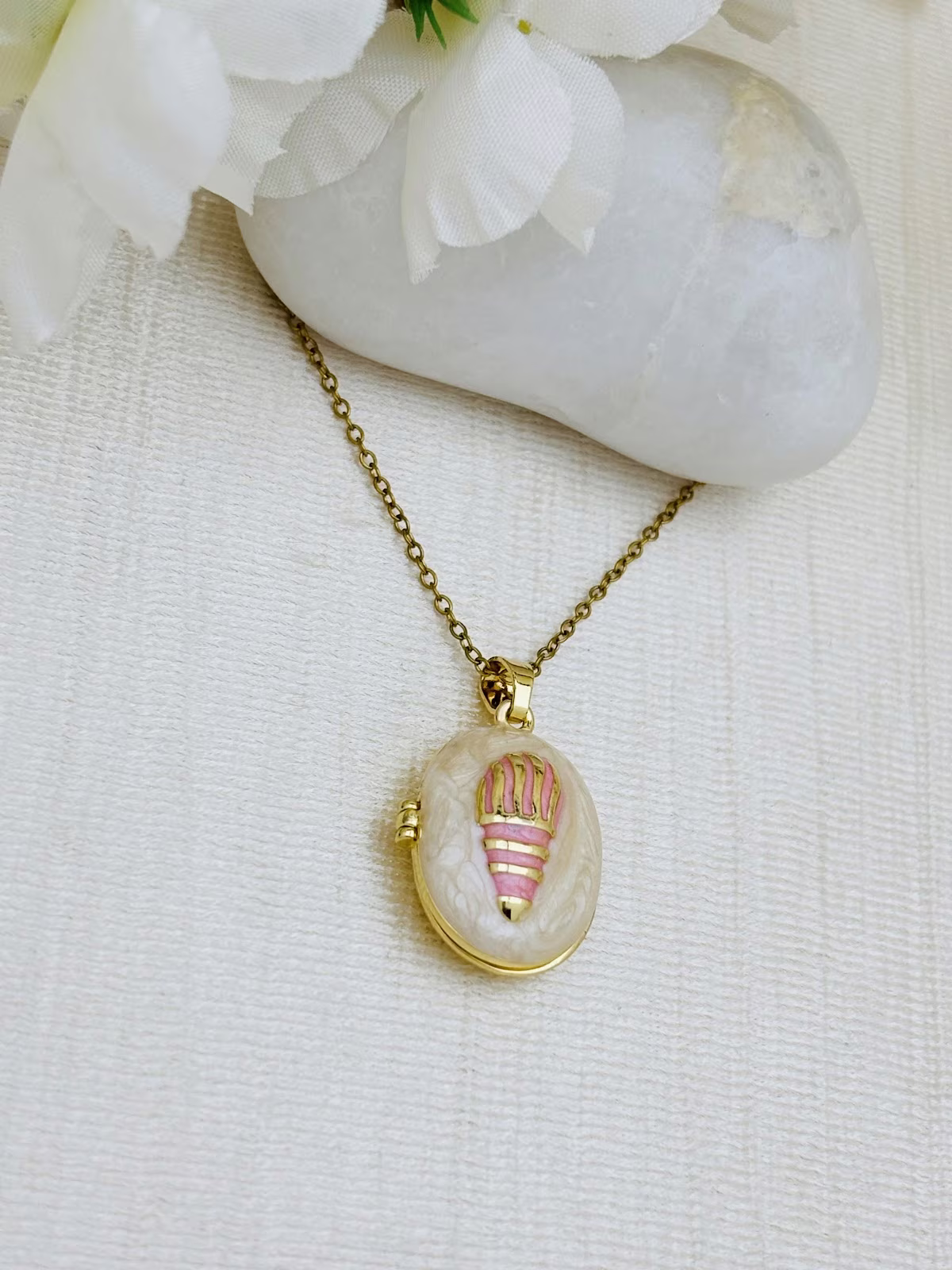 Vintage Shell Locket – Off White