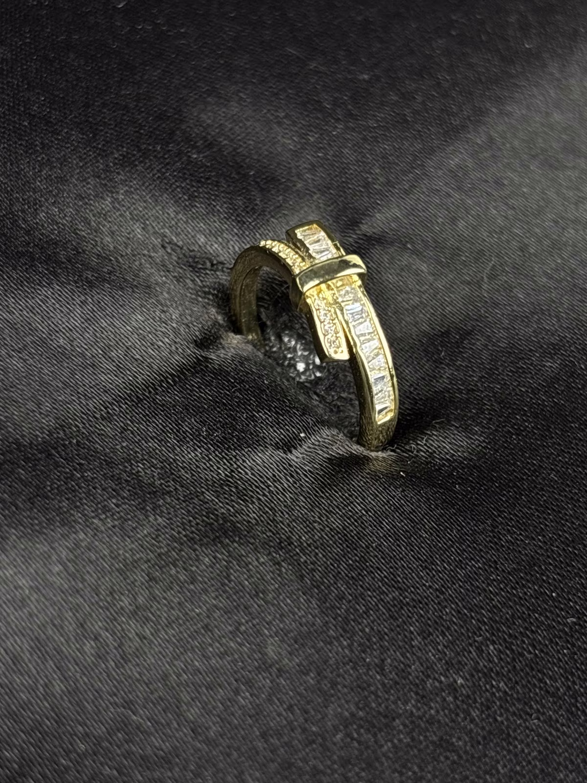 Baguette Ribbon Ring