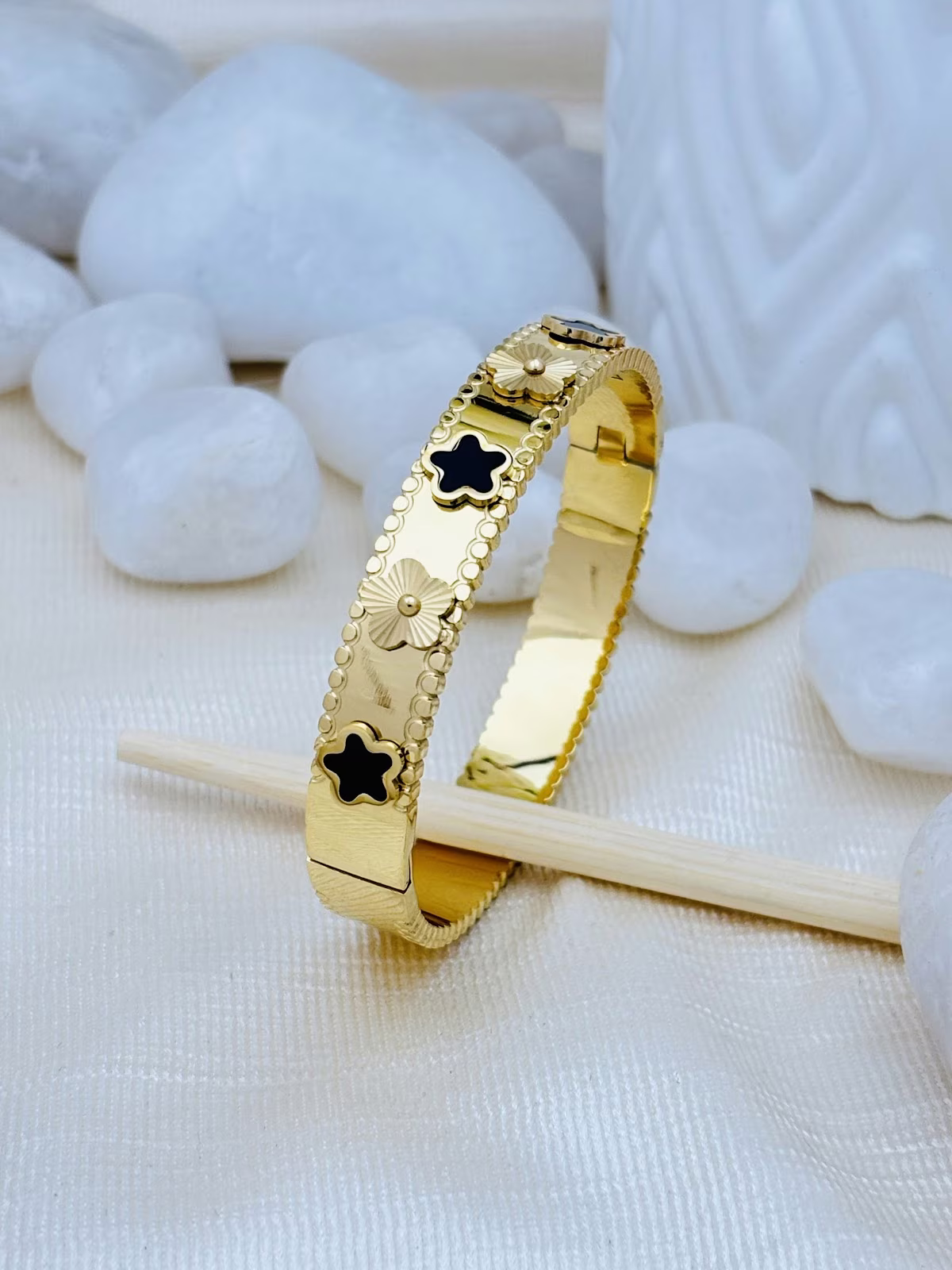 Noir Clover Kada
