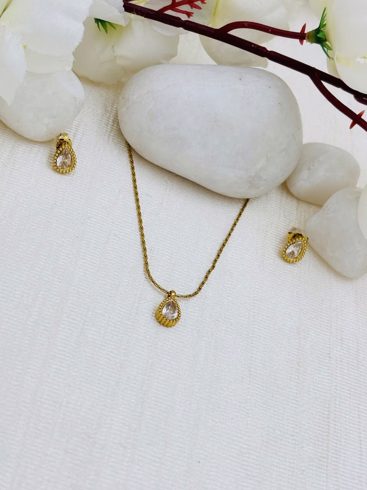 Teardrop Pendant Set – White